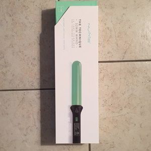 New in Box! Nume Curling Wand 32mm, Mint Green